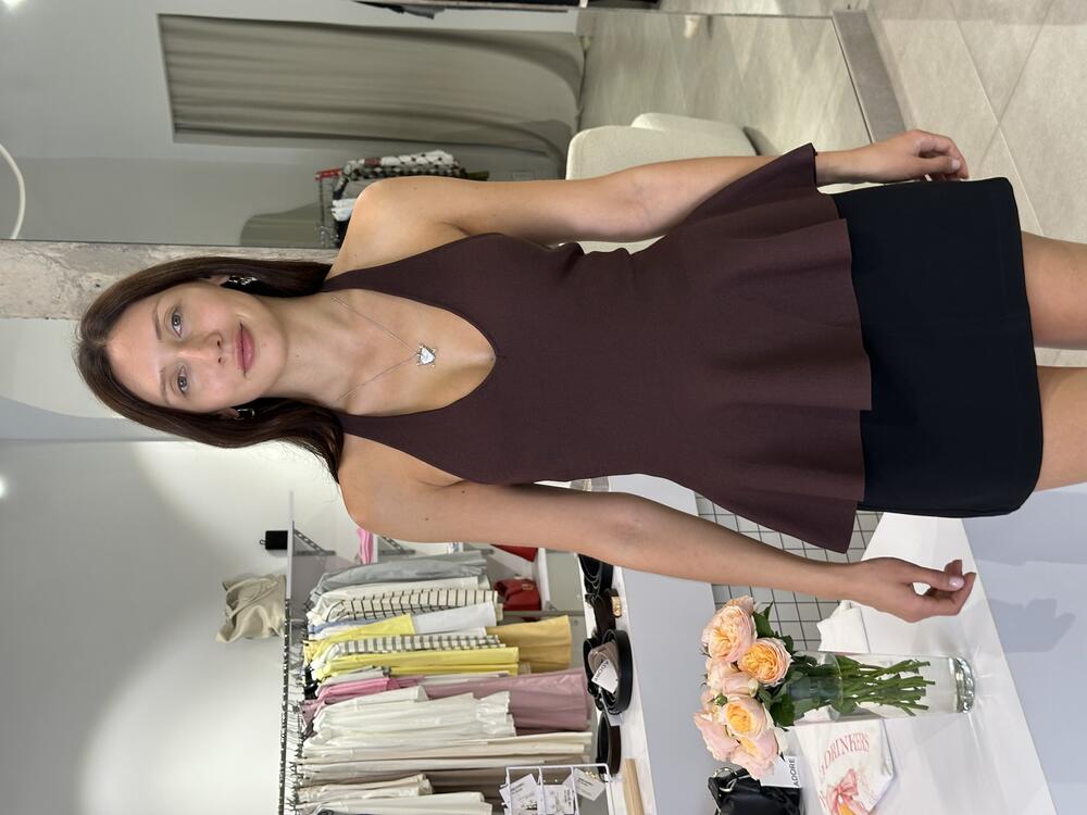 Еластичний топ з баскою шоколад