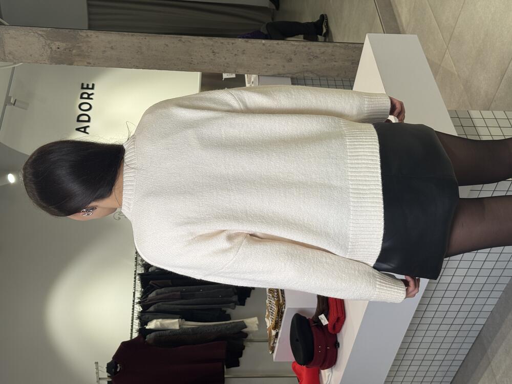 Светр базовий minimalist yet молочний, one size